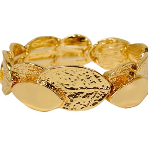 Gold Blätter Metall Stretch Armband mit strukturierten Blättern rundherum.