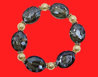Hellblaues Glas und Perlen Stretch Armband erstellt mit blauen ovalen Glasperlen mit Aurora Borealis Finish und weißen runden Glasperlen