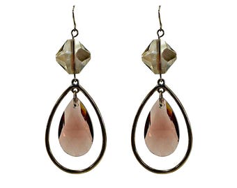 Lunghi orecchini con doppia perlina di vetro realizzati con una perlina di vetro a goccia viola e una perlina di vetro grigia.