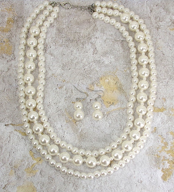 Collana di perle a tre fili con splendida chiusura, collana di perle da sposa a strati, gioielli da sposa, regalo per damigelle d'onore, regalo per la mamma - Italia