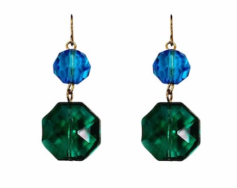 Orecchini con perline di vetro blu e verde e due perline pendenti in vetro. Orecchini con perline multicolor alla moda.