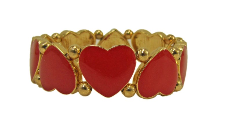 Bracelet extensible en forme de coeur en émail rouge créé avec des perles et des garnitures en émail rouge et dorés. Les breloques cœurs rouges font tout le tour du bracelet. image 1