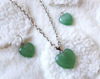 Set di collana e orecchini con ciondolo a forma di cuore in pietra verde genuina, realizzati in pietra di avventurina. Set di orecchini e ciondolo a forma di cuore in pietra.