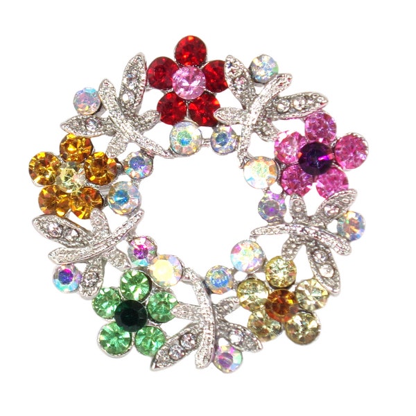 Broche en forme de couronne multicolore avec fleurs et papillons. conçu avec des fleurs en cristal de couleurs rouge, vert, rose, jaune et topaze