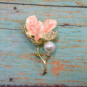 Pretty crystal flower pin made with pink and white enamel, and a white faux pearl.