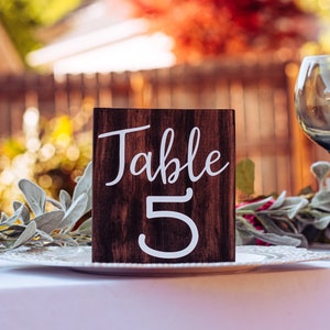 Nombres rustiques de table de mariage en bois, pièce maîtresse de numéro de table en bois rustique, numéro de table de bloc de bois inspiré de pays