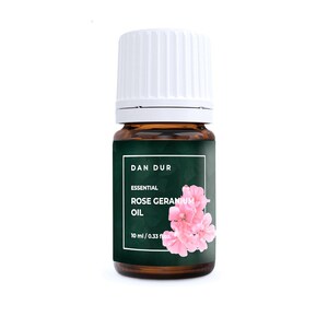 Puede incluir: Pequeña botella de vidrio ámbar de aceite esencial de geranio rosa con tapa blanca. La etiqueta verde oscuro presenta el texto "DAN DUR", "ESSENTIAL ROSE GERANIUM OIL" y una ilustración floral rosa. Contiene 10 ml / 0,33 fl oz.