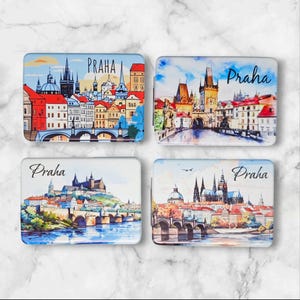 Può includere: Quattro magneti rettangolari colorati con immagini di Praga, Repubblica Ceca. Ogni magnete presenta una vista diversa della città, tra cui il Ponte Carlo, il Castello di Praga e la Piazza della Città Vecchia. I magneti sono tutti etichettati con "Praha", che è la parola ceca per Praga.