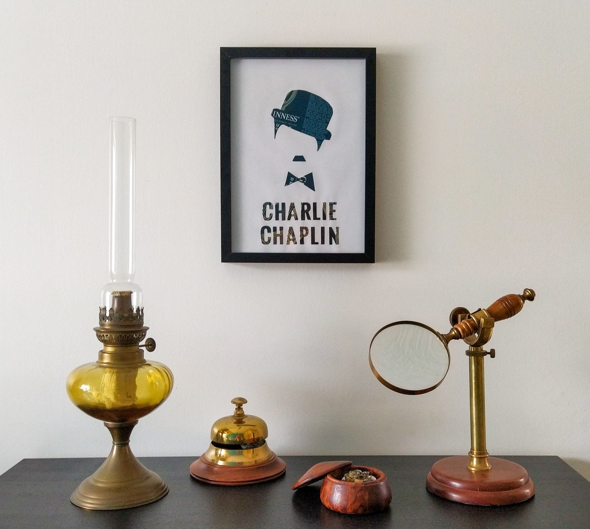 Cadre en Canettes Recyclées de Charlie Chaplin/Charlot Minimaliste - Création Artisanale et Faite Ma