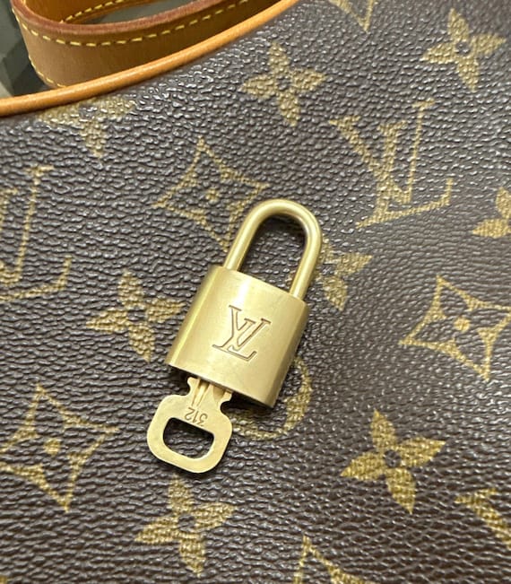 LOUIS VUITTON パドロック カフス ゴールド Louis Vuitton Lock and Key Set- Authentic Brass Padlock- Preowned