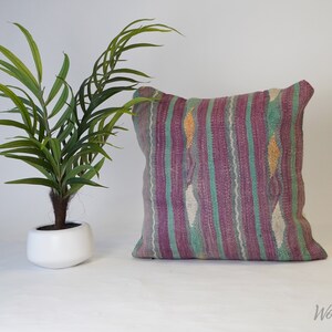 Excellent Moroccan Pillow, Boujaad Pillow, Bohemian Pillow, decorative Pillow - Handcrafted from Moroccan wool rug