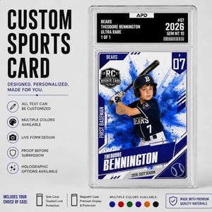 Könnte beinhalten: Eine personalisierte Sportkarte in einer transparenten Schutzhülle zeigt einen Baseballspieler in blauer Uniform mit einem Schläger. Die Karte trägt den Namen Theodore Bennington, die Nummer 07 und einen blauen Pulverexplosionseffekt. Text: Rookie Card, 2026, Gem Mt 10.