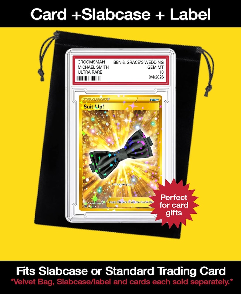 Puede incluir: Una bolsa de terciopelo negro con una tarjeta blanca en su interior. La tarjeta es una carta de Pok&eacute;mon con un dise&ntilde;o de pajarita. La tarjeta est&aacute; etiquetada como 'Suit Up!' y tiene el texto 'I choose you!'. La tarjeta est&aacute; en una caja protectora con una etiqueta que dice 'Groom's Man, Michael Smith, Ultra Rare, Ben & Grace's Wedding, Gem MT 10, 8/4/2026'.
