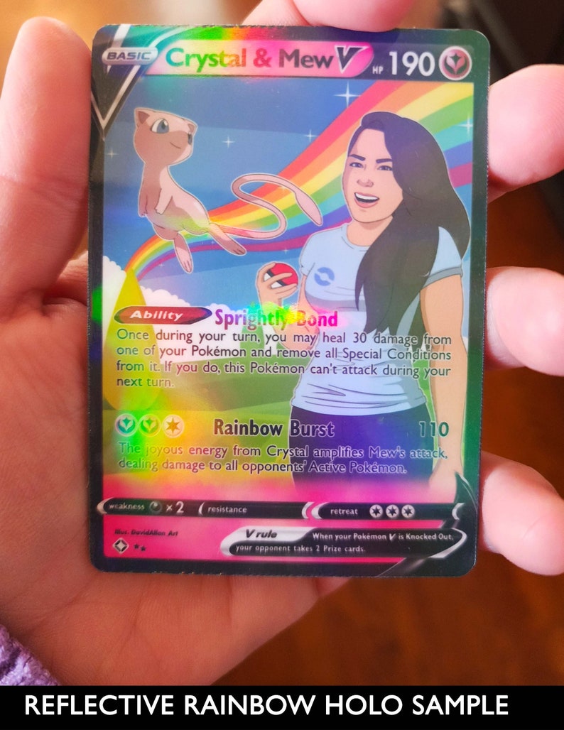 Puede incluir: Una carta de comercio de Pokemon holográfica con Crystal & Mew. La carta tiene un fondo de arcoíris y presenta una ilustración de dibujos animados de un Mew rosa y una mujer con cabello largo y castaño. El texto de la carta dice 'Sprightly Bond' y 'Rainbow Burst'.