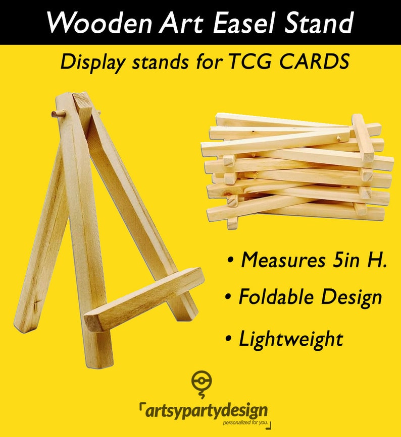 Puede incluir: Un caballete de madera para exhibir cartas coleccionables. El caballete mide 12,7 cm de alto, es plegable y ligero. Está hecho de madera natural y tiene un diseño sencillo.