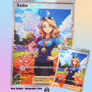 Puede incluir: Una carta de comercio de Pokemon holográfica con Sasha, una entrenadora de la serie de anime Pokemon. La carta es una carta de apoyo y tiene un acabado brillante e iridiscente. El texto en la carta dice '¡Estoy tan orgulloso del trabajo que haces! ¡Sigue trabajando!' y 'Puedes jugar 1 carta de apoyo durante tu turno.'