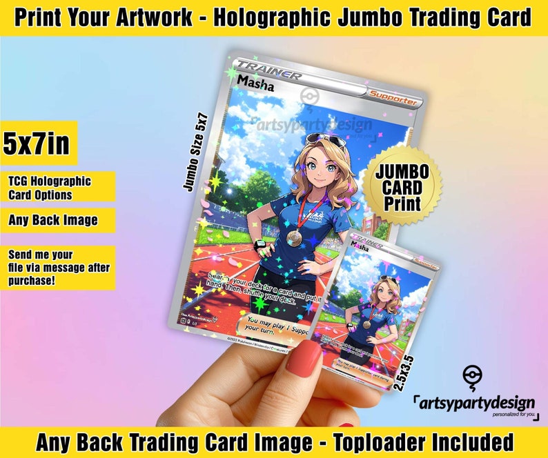 Puede incluir: Una carta de juego de colección jumbo holográfica con un personaje femenino de pelo rubio y una camisa azul. La carta mide 12,7 x 17,8 cm e incluye un toploader. La carta se titula 'Entrenadora Masha' y tiene el texto 'Impresión de tarjeta jumbo' en ella.