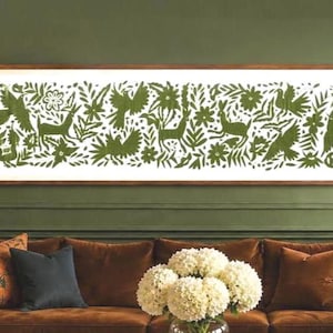 Puede incluir: Una pieza de arte mural larga y rectangular con fondo blanco y un patrón repetitivo de estilo arte popular en color verde oliva que muestra aves, ciervos, conejos y elementos florales, todo dentro de un marco de madera fino y sencillo.
