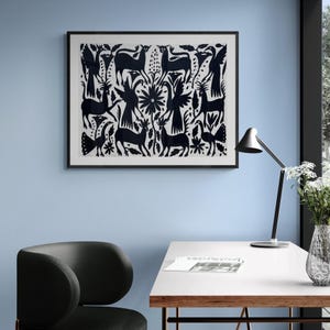 Puede incluir: Una pieza de arte mural rectangular enmarcada que presenta un estampado en blanco y negro de animales estilizados y motivos florales dispuestos en un patrón simétrico. La obra muestra varias criaturas, incluyendo aves y ciervos, entre flores.
