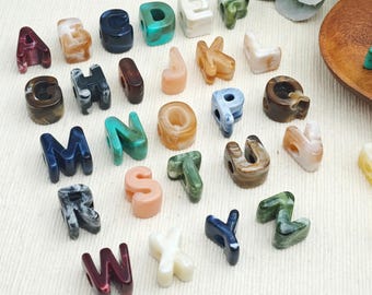 Cuentas acrílicas jaspeadas con alfabeto de la A a la Z, cuentas gruesas con letras, dijes iniciales con agujero grande de 6 mm para pulseras, collares, llaveros y adornos para bolsos (hazlo tú mismo).