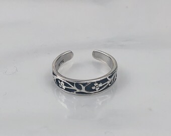 Toe Ring - Sterling Silver adjustable toe ring with flower design.