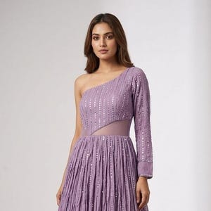 Vestido de georgette estilo indiwestern, lehenga de georgette, vestido de fiesta de diseñador con lentejuelas y bordados de espejos.