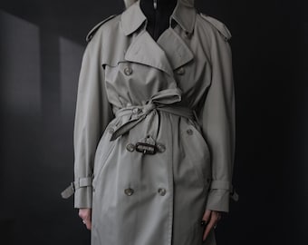 Płaszcz typu trenchcoat z lat 80. w kolorze beżowym, M–L, mały rozmiar męski, wiele kieszeni i podszewka w kratkę, ponadczasowy i rzadki