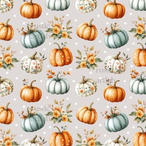 Op de afbeelding: Een naadloos patroon met verschillende pompoenen in verschillende ontwerpen en kleuren, waaronder oranje, wit en blauw. De pompoenen zijn omringd door kleine witte stippen en bloemstukken met gele en witte bloemen. De achtergrond is lichtgrijs.