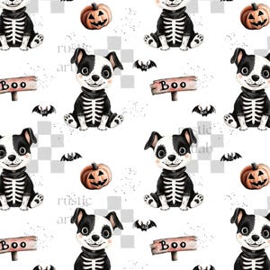 Puede incluir: Un patrón repetitivo con perros de dibujos animados disfrazados de esqueletos, calabazas, murciélagos y letreros de madera que dicen "Boo" sobre un fondo blanco. Los perros son blancos y negros con un disfraz de esqueleto. Las calabazas son naranjas.
