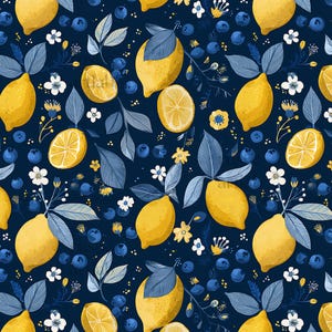 Könnte beinhalten: Nahtloses Muster mit gelben Zitronen, Blaubeeren und kleinen weißen und gelben Blüten auf dunkelblauem Hintergrund. Das Design umfasst ganze und geschnittene Zitronen mit blau-grauen Blättern.