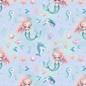 Op de afbeelding: Een grillig patroon met zeemeerminnen met roze en blauw haar, turquoise staarten en schelpen tops. Het ontwerp bevat zeepaardjes, vissen, zeesterren en een dolfijn, alles tegen een lichtblauwe achtergrond. De tekst "Rustic Artlab" is ook zichtbaar.