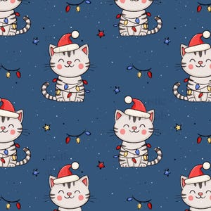 Può includere: Un motivo ripetuto su sfondo blu scuro con gatti tigrati grigio chiaro che indossano cappelli da Babbo Natale rossi e bianchi. I gatti sono avvolti da fili di luci natalizie colorate, circondati da piccole stelle gialle e blu e puntini bianchi.