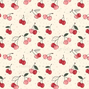 Può includere: Un motivo ripetuto di ciliegie nei toni del rosso e del rosa con foglie verdi su sfondo crema. Le ciliegie sono disegnate a mano con un'estetica vintage e piccole macchie scure sono sparse in tutto il design.