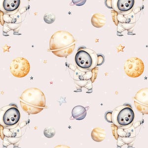 Może przedstawiać: Wzór bez szwów z uroczymi koala-astronauty w białych skafandrach kosmicznych trzymającymi balony w kształcie planet. Tło jest w kolorze delikatnego różu z rozrzuconymi gwiazdami i planetami w różnych kolorach.