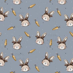 Könnte beinhalten: Ein sich wiederholendes Muster mit Cartoon-Hasen mit Leoparden-Stirnbändern und Karotten auf hellgrauem Hintergrund. Die Hasen lächeln und der Hintergrund hat kleine weiße und schwarze Sprenkel.