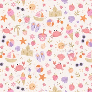 Op de afbeelding: Een herhalend patroon op een lichte achtergrond met aquarelillustraties van roze krabben, oranje zeesterren, zandkastelen, zeilboten, ijshoorntjes, aardbeien, slippers, strandballen, zonnebrillen en zonnetjes met gezichtjes.