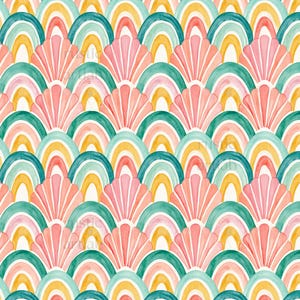Op de afbeelding: Een herhalend patroon met aquarelachtige bogen en waaiervormige schelpmotieven in tinten blauwgroen, mosterdgeel en zachtroze op een crèmekleurige achtergrond. Het ontwerp toont een ritmische, symmetrische rangschikking van gebogen lijnen.