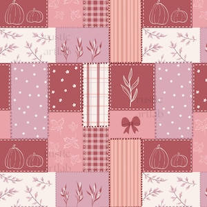 Puede incluir: Un patrón de patchwork con varios bloques rectangulares en tonos rosa, malva y rojo oscuro. El diseño incluye ilustraciones de calabazas, hojas, espigas de trigo, lunares, cuadros, rayas y un lazo, con costuras decorativas simuladas.