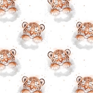 Peut inclure: Un motif sans couture représentant d'adorables bébés tigres de dessin animé dormant sur des nuages. Les tigres ont des rayures orange et noires et sont représentés les yeux fermés. Le fond est blanc avec de petites étoiles dorées.