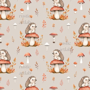 Può includere: Motivo ripetuto con adorabili ricci seduti su funghi rossi e bianchi, circondati da foglie autunnali e funghi più piccoli. Lo sfondo è beige neutro. Il testo "rustic artlab" è visibile.