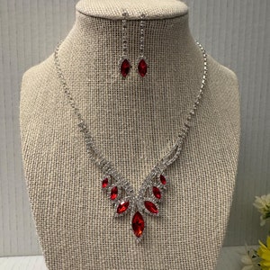 Ensemble collier et boucles d&#39;oreilles en cristal rouge en forme de V avec strass pour femme