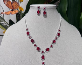 Set di gioielli con strass rossi, collana e orecchini color argento, gioielli da ballo.