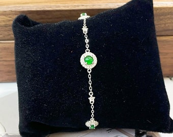 Zilveren imperiale groene jadeietarmband: zirkoonhalo, ontwerp met drie stenen
