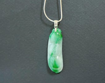 Pingente de jade verde vibrante natural de Myanmar, em ouro branco 18K e diamantes.
