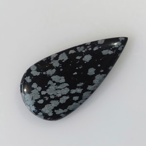 Cabochon obsidiano fiocco di neve di buona qualità, fiocco di neve a forma di goccia Pietra preziosa sciolta ossidiana, 30,55 Ct. 41x21x5 MM, forniture di avvolgimento del filo A-102