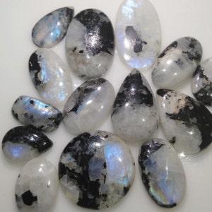 Pedra lunar de arco-íris natural com cabochão de turmalina preta, lote de pedra lunar por atacado, lote de pedra lunar de fogo azul em forma de mistura natural, A-080