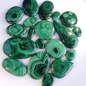 Alta qualità !!! Lotto di cabochon di malachite, lotto di pietre preziose di malachite di forma mista, lotto di pietre sciolte di malachite di dimensioni miste, cabine di gioielli con avvolgimento di filo A-088