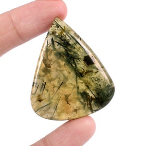Prehnite Cabochon della migliore qualità. Pietra preziosa pregonna naturale, forma di pera Pietra sciolta prehnite 45x37x8 MM 110 Ct., Pendente Cabochon A-208