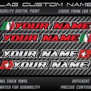 Puede incluir: Cuatro diseños diferentes de calcomanías de nombre personalizado con banderas. Las calcomanías son rojas, plateadas y blancas con el texto "YOUR NAME" y las banderas de Italia y Suiza. Las calcomanías están sobre un fondo de fibra de carbono negro y gris. El texto "FLAG CUSTOM NAMES" está en la parte superior de la imagen. El texto "TOP QUALITY DIGITAL PRINT" está debajo de la primera calcomanía. El texto "CHOSE FROM 188 FLAGS" está debajo de la segunda calcomanía. El texto "100 MIL THICK VINYL" está en la parte inferior izquierda de la imagen. El texto "LAMINATED FOR DURABILITY" está debajo del texto "100 MIL THICK VINYL". El texto "DIFFERENT SIZES" está en la parte inferior derecha de la imagen. El texto "PRECISE CONTOUR CUT" está debajo del texto "DIFFERENT SIZES".