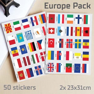Könnte beinhalten: Zwei Stickerbögen mit den Flaggen europäischer Länder. Die Bögen sind mit "Europe Pack" beschriftet und enthalten 50 Sticker. Jedes Blatt misst ca. 23 x 31 cm. Der Text "50 stickers" und "2x 23x31cm" sind ebenfalls sichtbar.